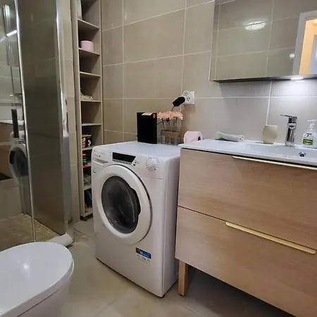 Super Flat, Garden. Bnbrickeys Apartment
