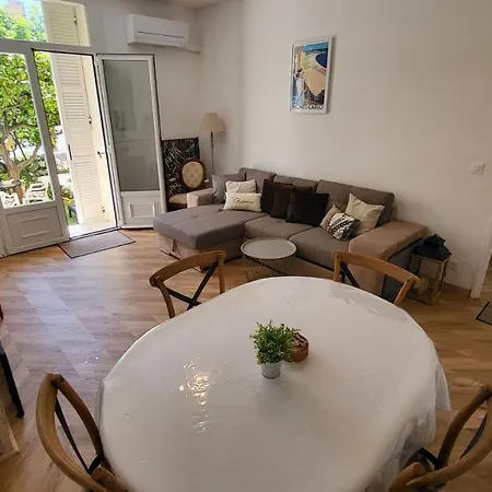 Super Flat, Garden. Bnbrickeys Apartment *